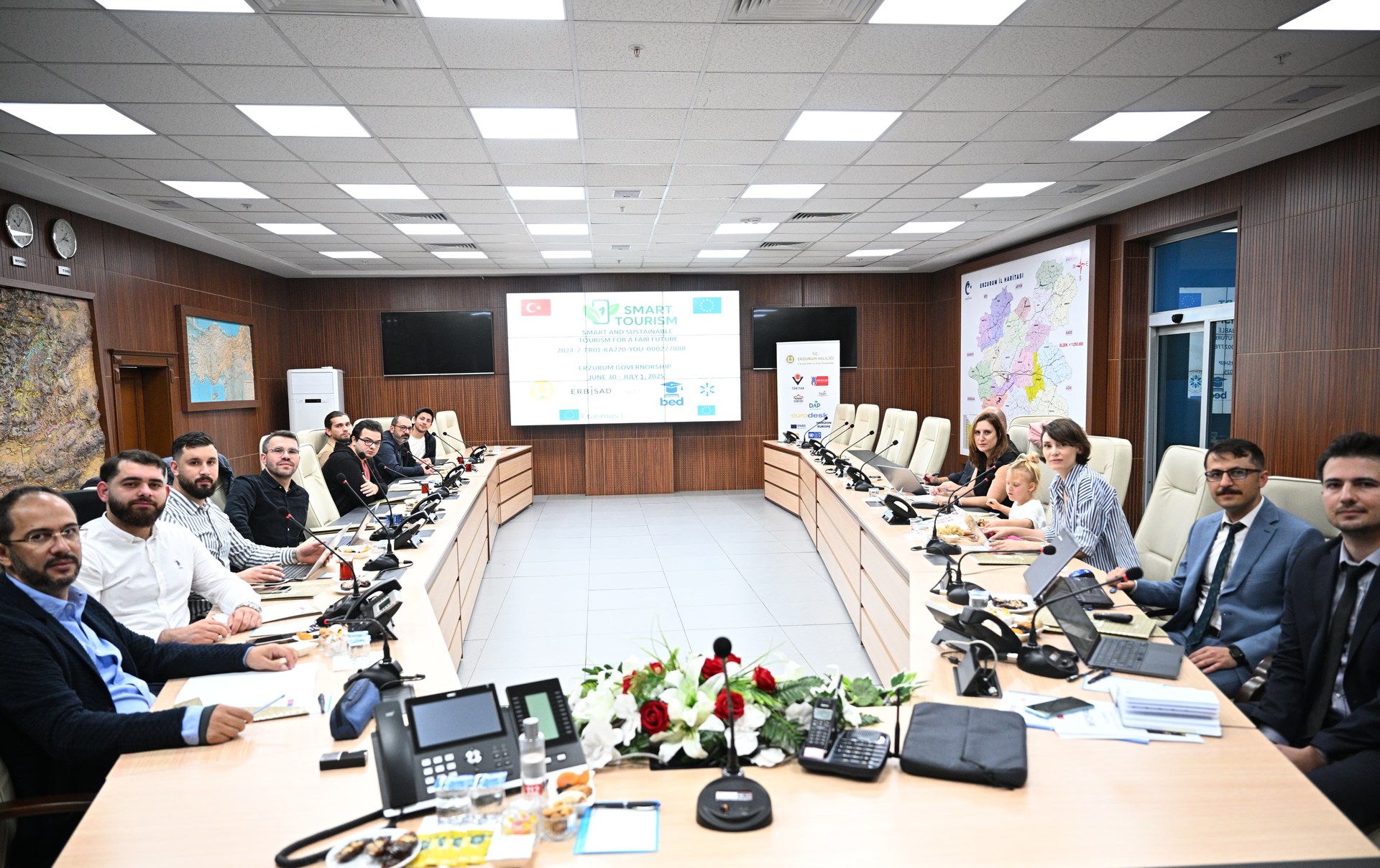 Participants réunis autour d’une grande table lors d’une réunion du projet Smart Tourism