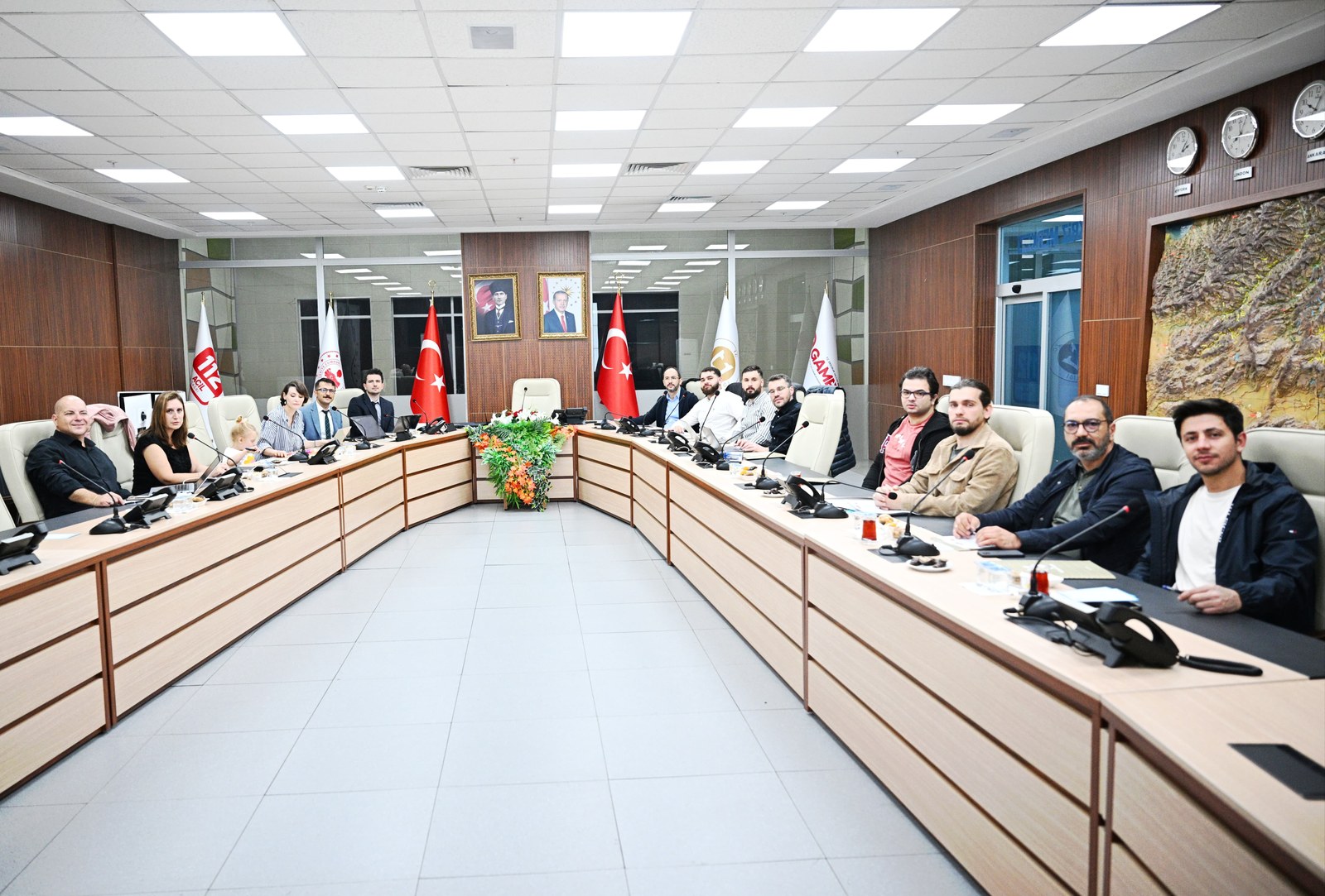 Participants réunis autour d’une grande table de réunion