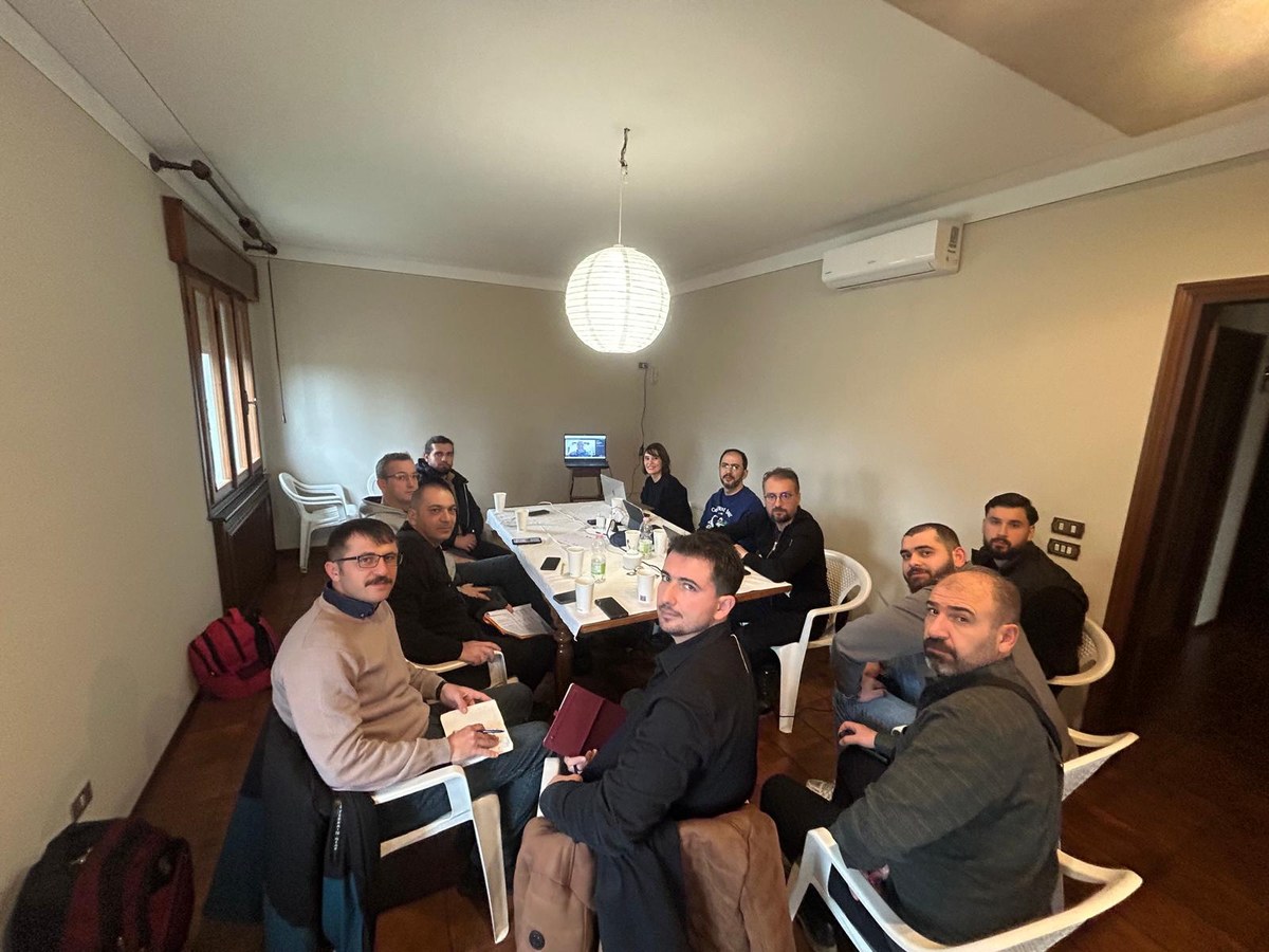 Groupe de participants réuni autour d’une table de travail